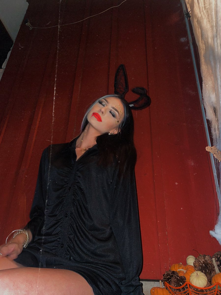 Brecantuu's tweet photo. trick or treat https://t.co/dHxTQ8yW7W