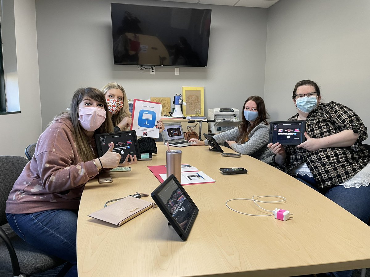 PD fun w/great teachers! ❤️🖤 #appleteacher #EFproud #EFcreate
