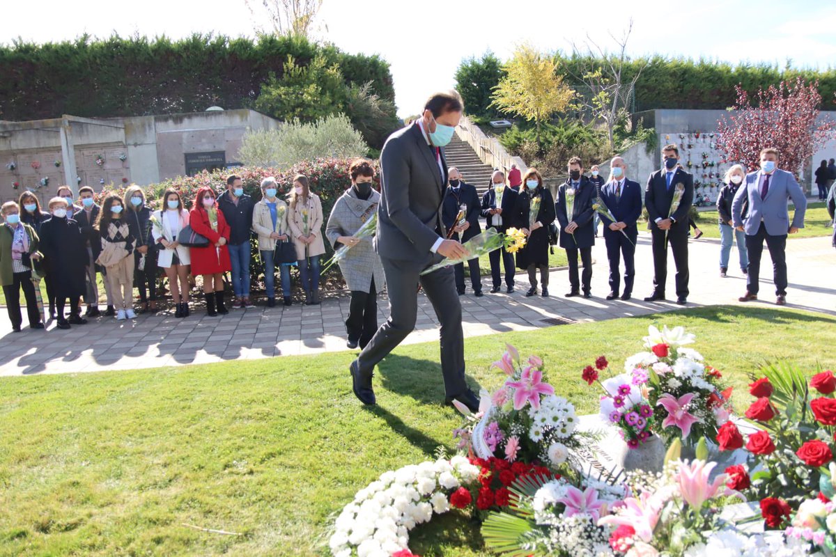 AyuntamientoVLL's tweet photo. En el Cementerio de Las Contiendas se ha realizado un acto de recuerdo en la sepultura de los bomberos fallecidos en acto de servicio. https://t.co/FkuqxAwSvi
