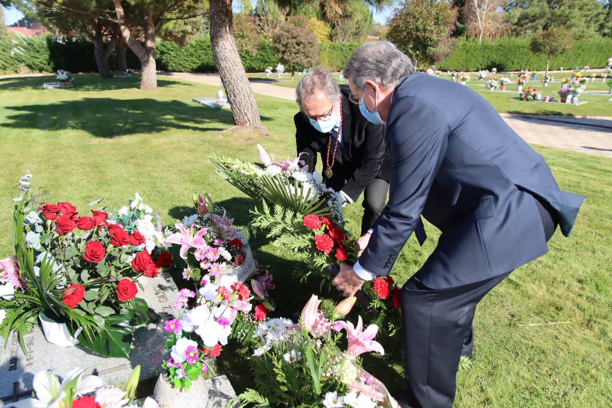 AyuntamientoVLL's tweet photo. En el Cementerio de Las Contiendas se ha realizado un acto de recuerdo en la sepultura de los bomberos fallecidos en acto de servicio. https://t.co/FkuqxAwSvi