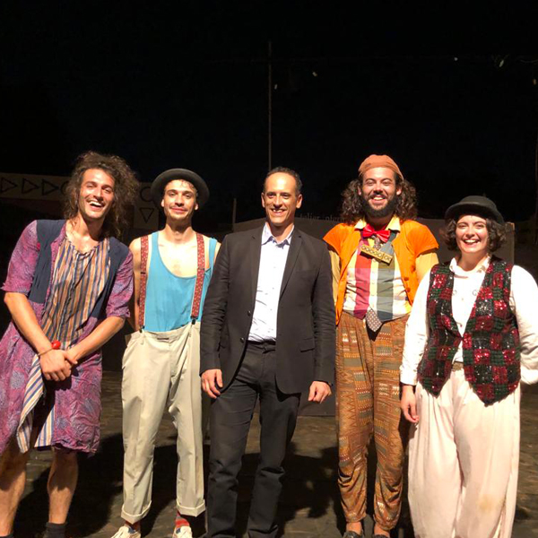 La compagnia (#AlessandroManfredi, #GiovanniSpadaroNorella, #FedericoPinna, #FrancesacPinna) del <a href="/TeatroArsenale/">Teatro Arsenale</a> al #FestivalFITMO di Ouagadougou. Al centro della foto il nostro Ambasciatore #AndreaRomussi. #BurkinaFaso #theatre teatroarsenale.it/2021/10/30/amo…
