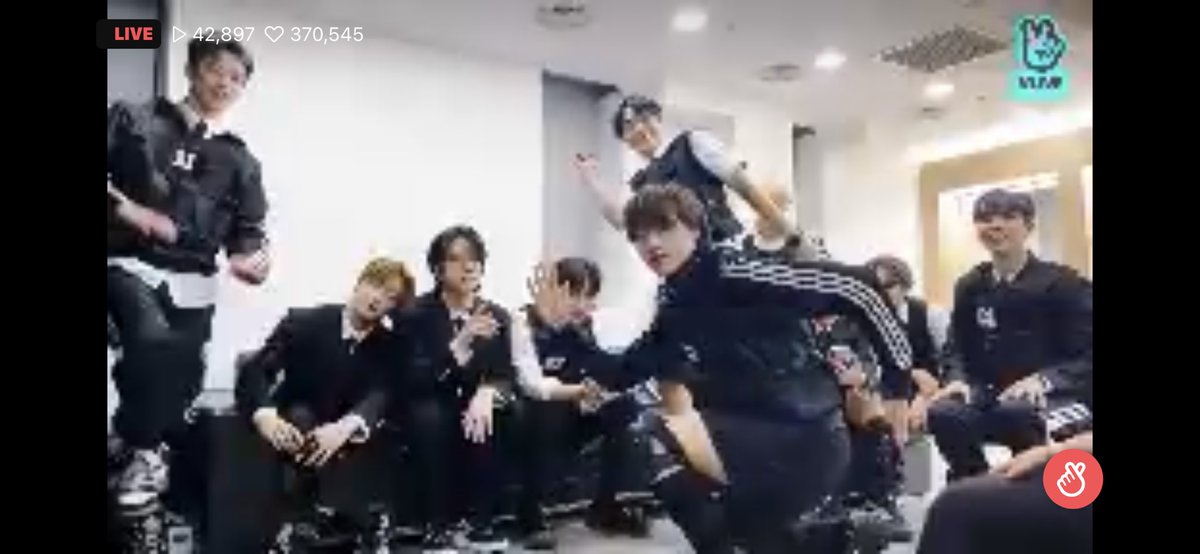 flf_sadam's tweet photo. 더보이즈 : 어쨌든녹화는되고 잇으니까 https://t.co/rxIWHPPtBN