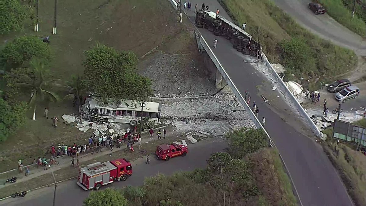 Motorista morre e oito pessoas ficam feridas em acidente depois de caminhão tombar em viaduto e carga atingir ônibus que passava embaixo => glo.bo/3GFo4C0 #g1