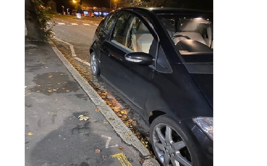 TVP_ChiltSBucks's tweet photo. The driver of this vehicle was reported for parking on the Pedestrian Crossing Zig Zag lines #Beaconsfield.  Things got worse for the driver when checks revealed that the vehicle’s Road Fund Licence and  MOT had expired.  #Reported #VehicleSiezed #C9722 #C9605 https://t.co/5HiRfyf7rR