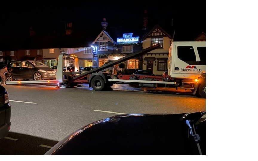 TVP_ChiltSBucks's tweet photo. The driver of this vehicle was reported for parking on the Pedestrian Crossing Zig Zag lines #Beaconsfield.  Things got worse for the driver when checks revealed that the vehicle’s Road Fund Licence and  MOT had expired.  #Reported #VehicleSiezed #C9722 #C9605 https://t.co/5HiRfyf7rR