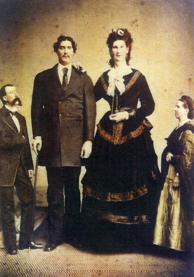 Hannah Haining Bates ,y su esposo Martin Van Buren Bates, junto a una pareja de estatura convencional. La fama con 7pies,11 pulgadas, y el caballero 7,8
<a href="/learnhistory/">Tristan Blackburn</a>