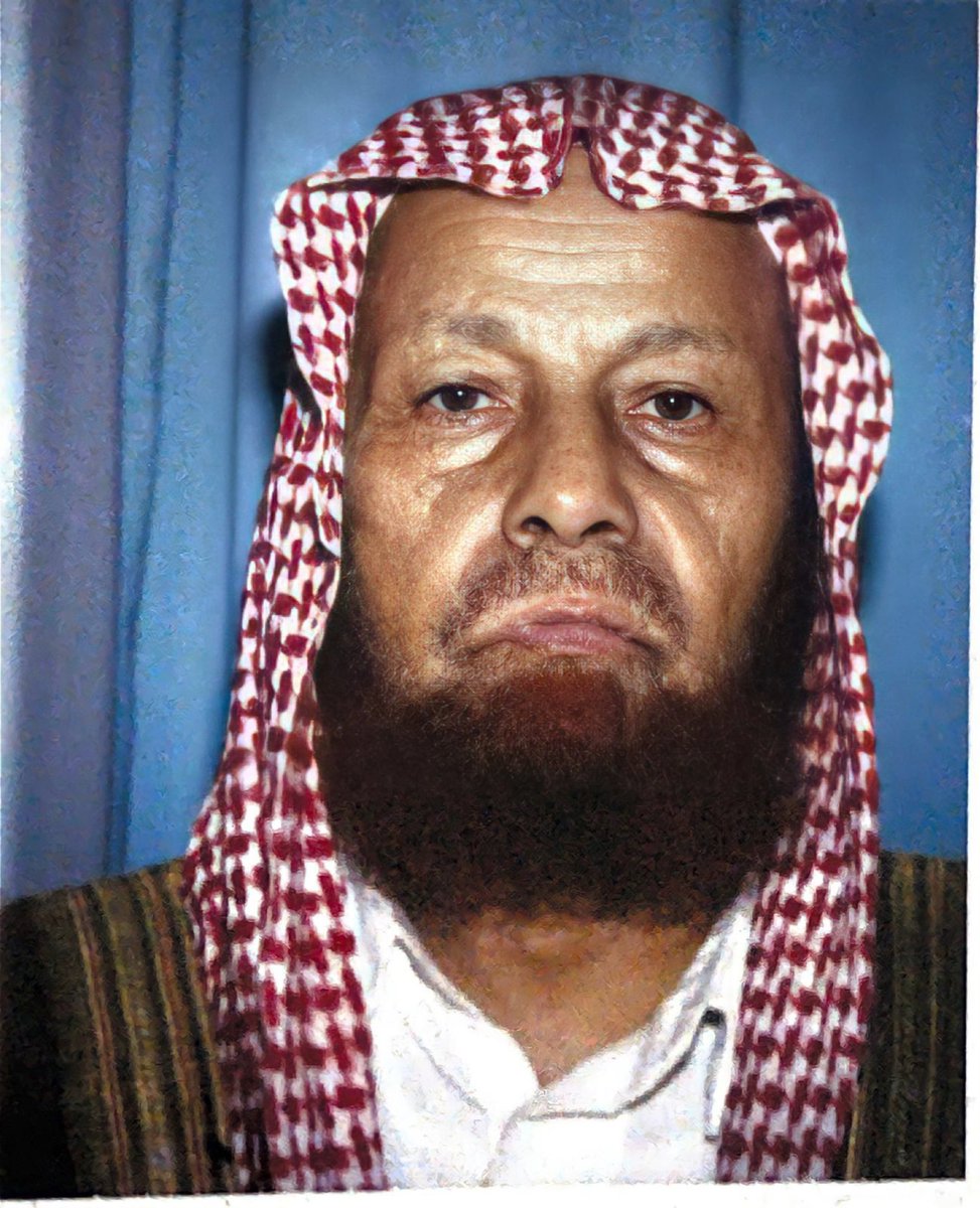 Ahamdi_'s tweet photo. " كيفَ أنساكَ وقد علّمتني 

كيف يحيا رجلٌ فوقَ الحياةْ " .

كان والدي  ( يرحمه الله ) رجلا عظيما https://t.co/zc5vJExgBB