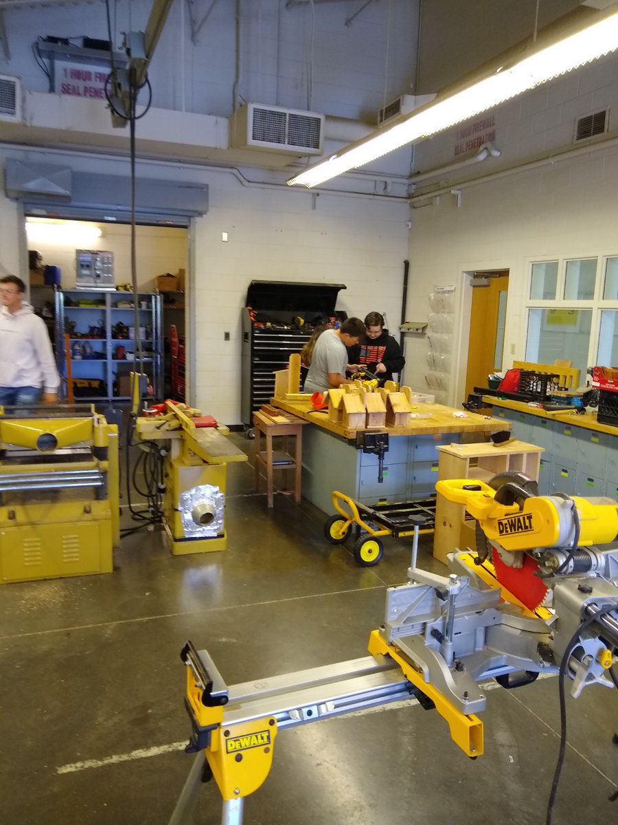 loudoncountysch's tweet photo. Thank you to Tammy Hankinson for the donation of materials to the Greenback and Loudon High School CTE construction classes. The students built 150 birdhouses which are being donated to Ben Atchley Veterans Home. #loudoncountyproud https://t.co/t5x1egVXgb