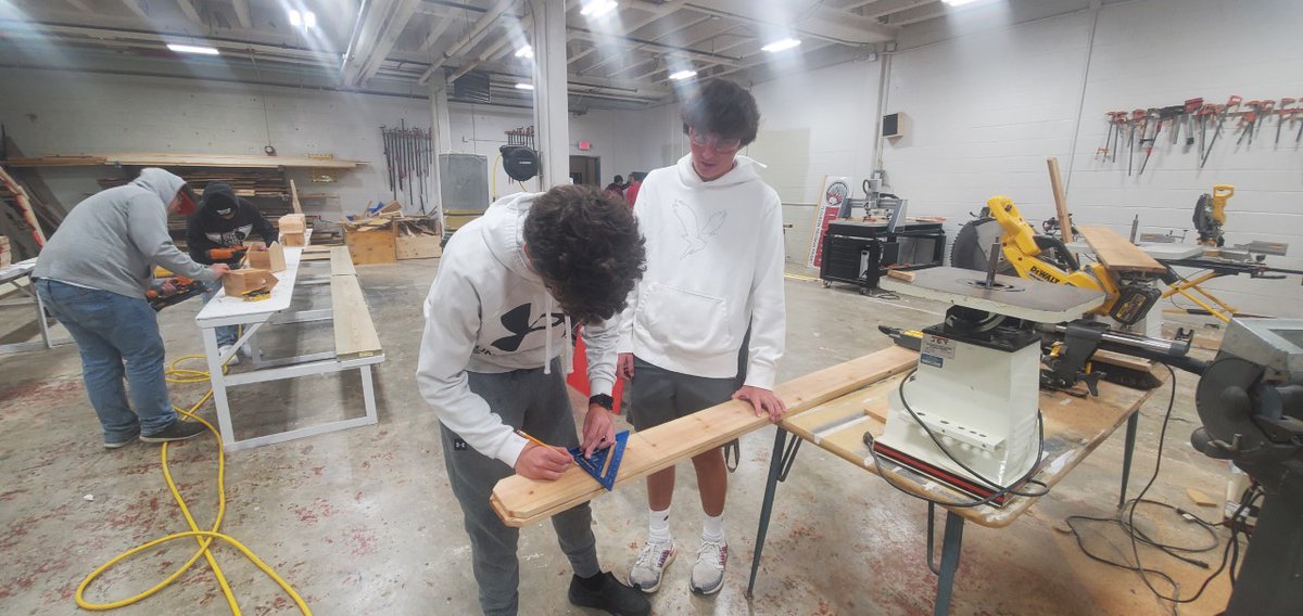 loudoncountysch's tweet photo. Thank you to Tammy Hankinson for the donation of materials to the Greenback and Loudon High School CTE construction classes. The students built 150 birdhouses which are being donated to Ben Atchley Veterans Home. #loudoncountyproud https://t.co/t5x1egVXgb