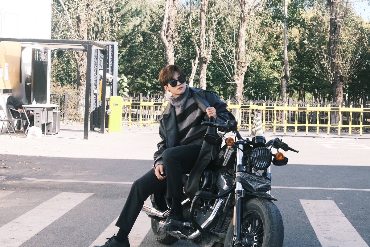 yananluvsu's tweet photo. no one was going to tell me he posted these???? https://t.co/mbaSNElZIC