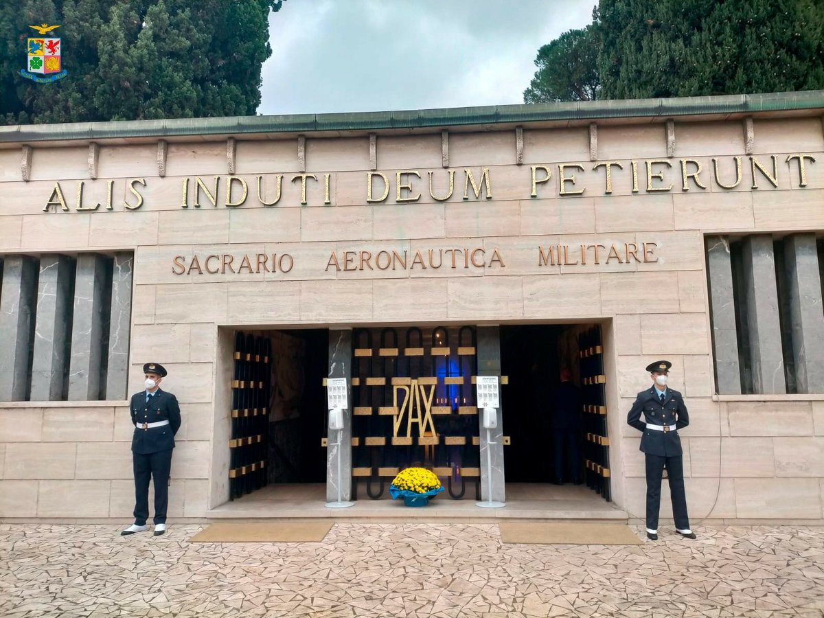 assoaeroarma's tweet photo. #1novembre #Roma #Verano: celebrazione di #ANFCMA - Ass. Naz. #Famiglie #Caduti e #Mutilati #Aeronautica presso #Sacrario #AeronauticaMilitare: accesa Lampada Fraternità e corona alloro su Monumento Aquile. 1º evento ufficiale a cui partecipa nuovo #capoSMA Gen. S.A. Luca Goretti https://t.co/Bv7GYFm4Jv