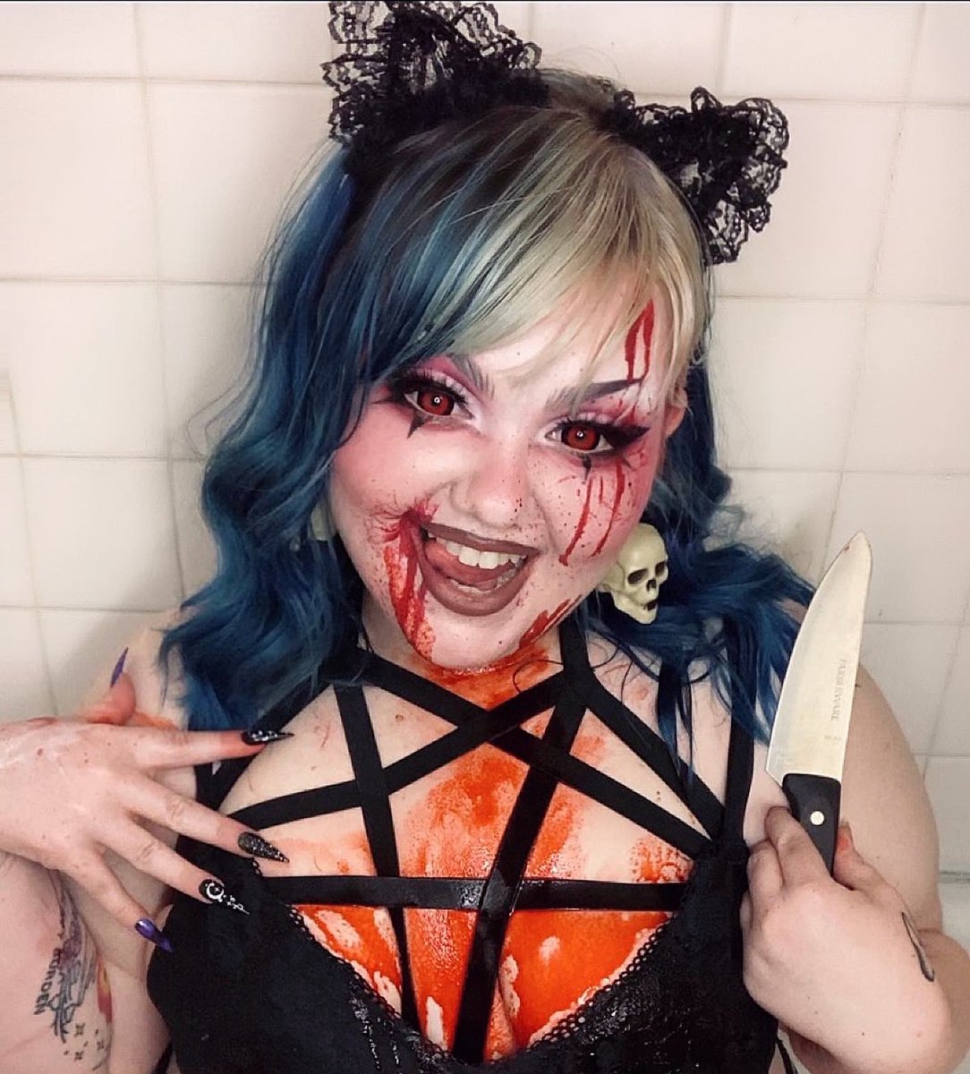 glitsu's tweet photo. happy (late) halloween!🩸🔪😵‍💫 https://t.co/V1C3xmVZ5M