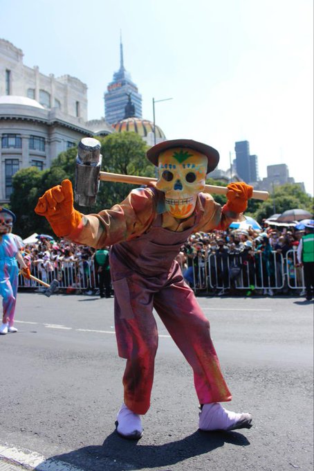 ChilangoCom's tweet photo. #PorSiTeLoPerdiste Miles de personas asistieron al desfile de #DíaDeMuertos en la #CDMX; el recorrido fue de más de 8 kilómetros. 💀

Aquí todos los detalles👉 https://t.co/tcxEIeHCSO https://t.co/Cgfn3XifsS