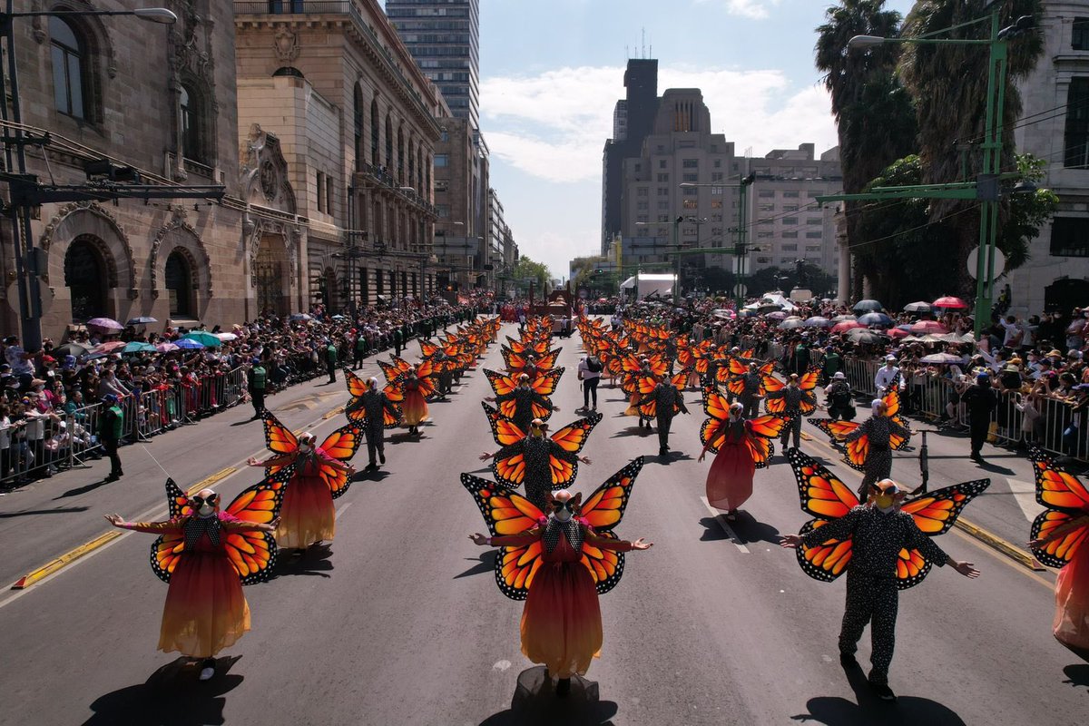 ChilangoCom's tweet photo. #PorSiTeLoPerdiste Miles de personas asistieron al desfile de #DíaDeMuertos en la #CDMX; el recorrido fue de más de 8 kilómetros. 💀

Aquí todos los detalles👉 https://t.co/tcxEIeHCSO https://t.co/Cgfn3XifsS