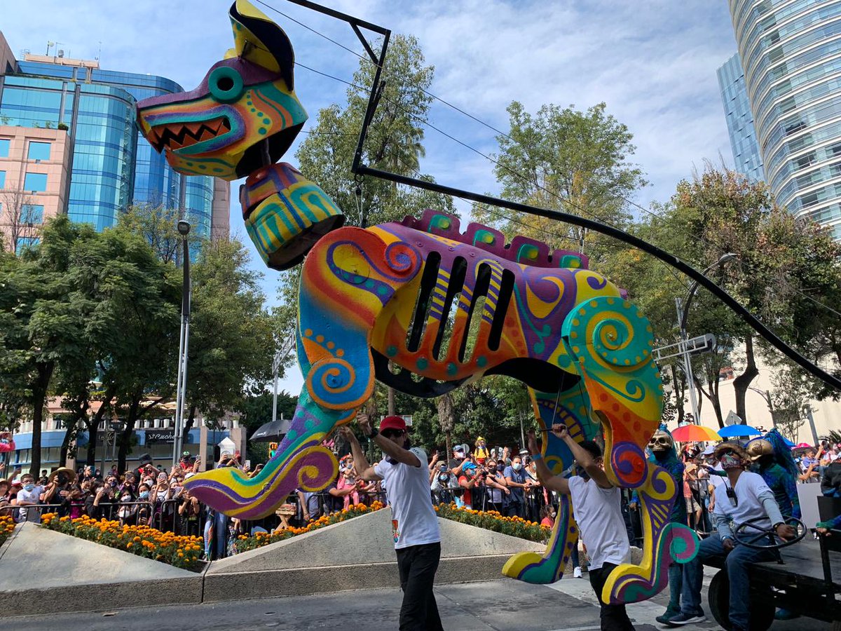 #PorSiTeLoPerdiste Miles de personas asistieron al desfile de #DíaDeMuertos en la #CDMX; el recorrido fue de más de 8 kilómetros. 💀

Aquí todos los detalles👉 bit.ly/3bpAU93