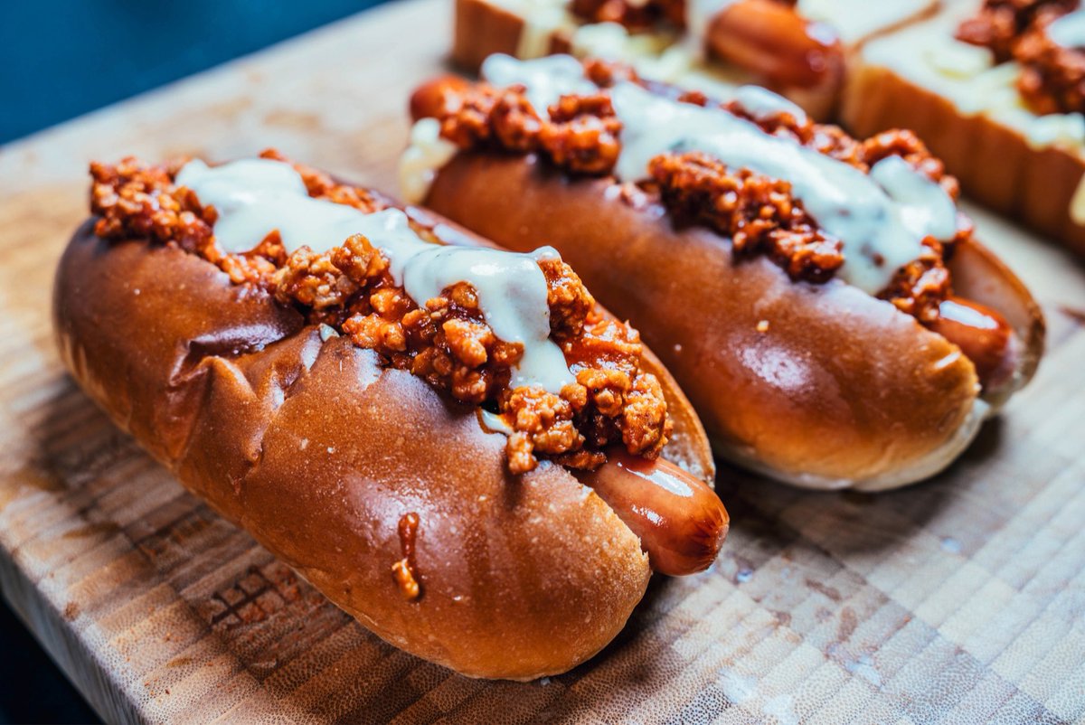 DaMove20's tweet photo. 辣肉醬起司熱狗堡
/ Cheese with Chili Sauce hotdog 🌭
#damove #damovekitchen #目式廚房 #foodie #homemade #taipei #taiwan #sonyalpha #sonytaiwan #hotdog https://t.co/iFI82YdlKL