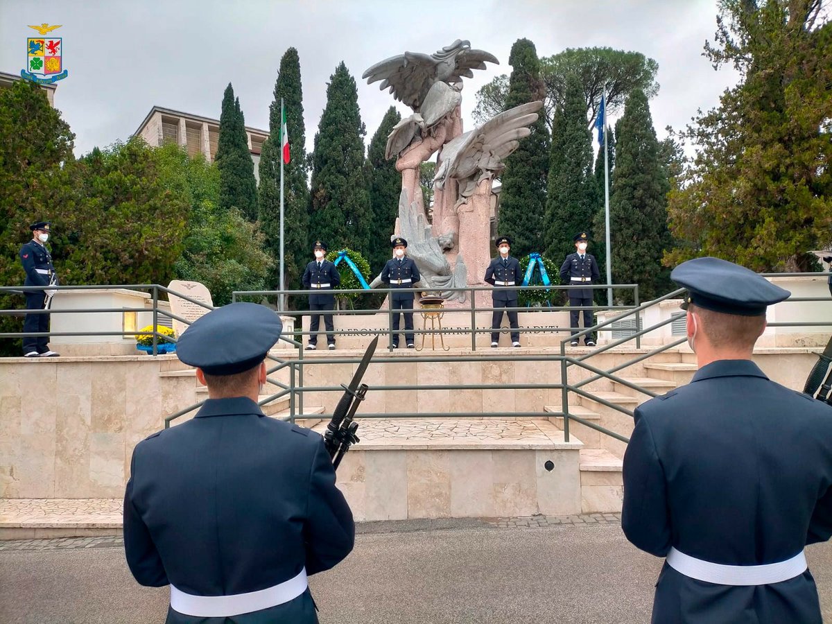 assoaeroarma's tweet photo. #1novembre #Roma #Verano: celebrazione di #ANFCMA - Ass. Naz. #Famiglie #Caduti e #Mutilati #Aeronautica presso #Sacrario #AeronauticaMilitare: accesa Lampada Fraternità e corona alloro su Monumento Aquile. 1º evento ufficiale a cui partecipa nuovo #capoSMA Gen. S.A. Luca Goretti https://t.co/Bv7GYFm4Jv