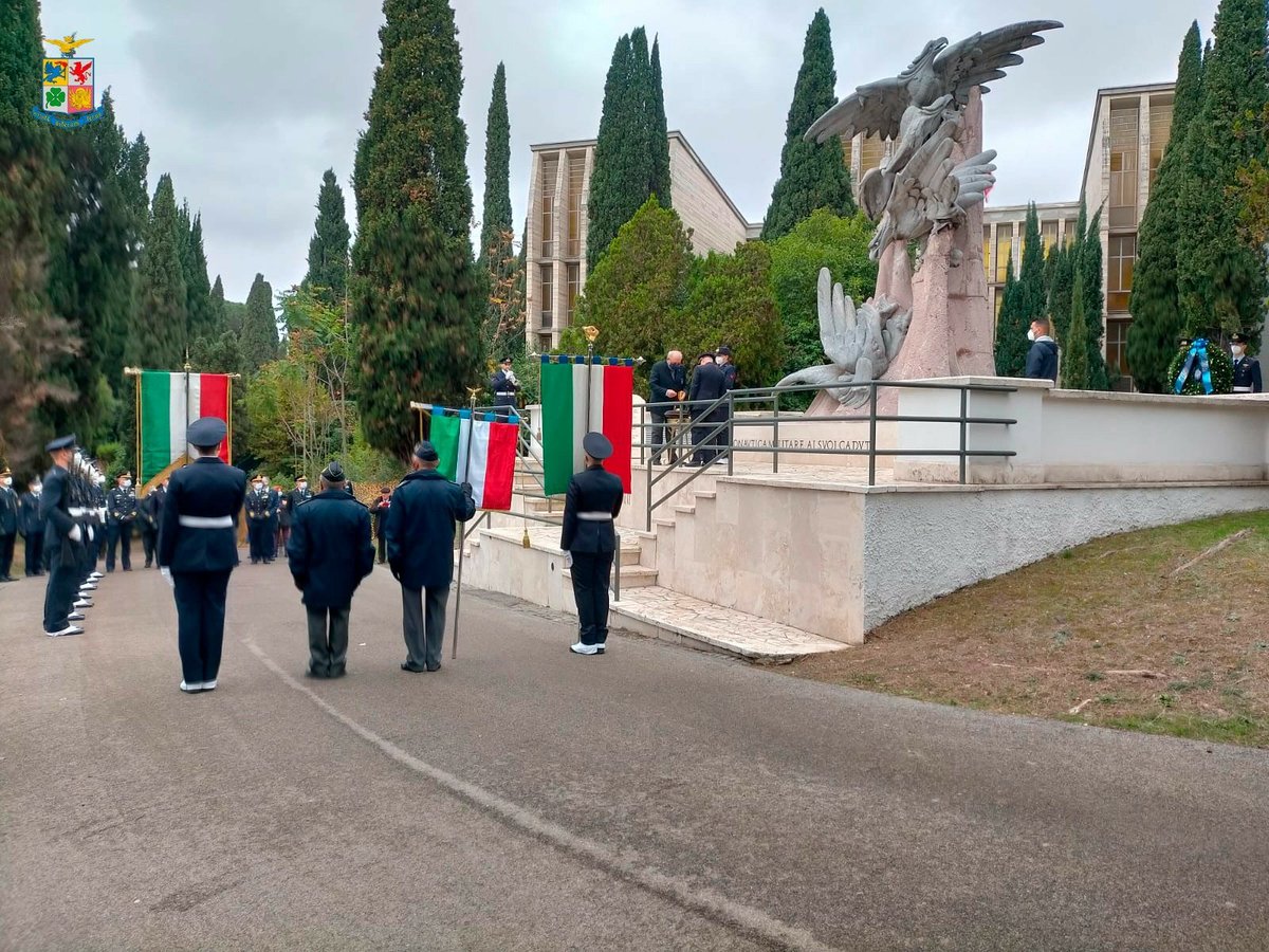assoaeroarma's tweet photo. #1novembre #Roma #Verano: celebrazione di #ANFCMA - Ass. Naz. #Famiglie #Caduti e #Mutilati #Aeronautica presso #Sacrario #AeronauticaMilitare: accesa Lampada Fraternità e corona alloro su Monumento Aquile. 1º evento ufficiale a cui partecipa nuovo #capoSMA Gen. S.A. Luca Goretti https://t.co/Bv7GYFm4Jv