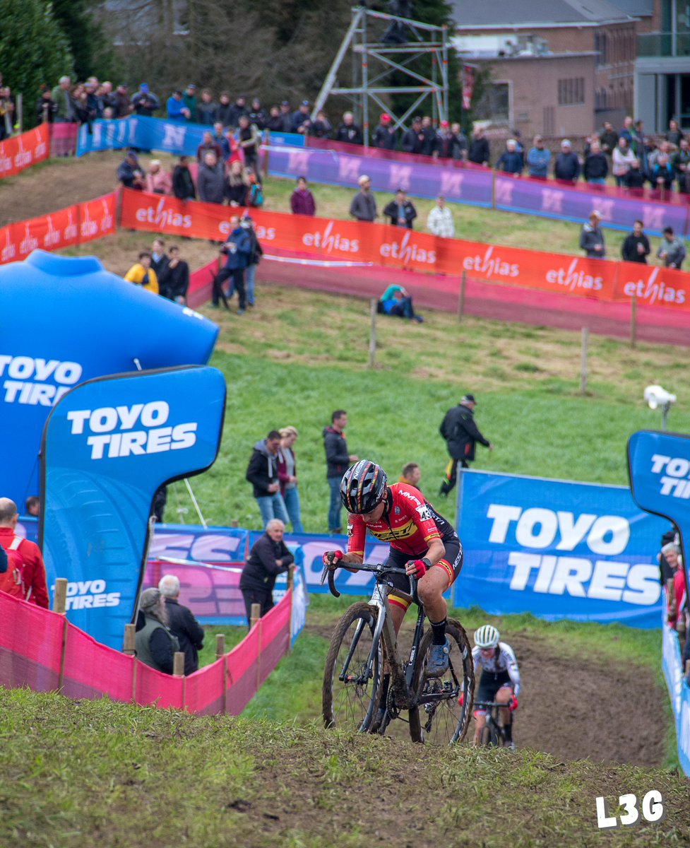 Lostresgloberos's tweet photo. Esfuerzo y concentración en las caras de los campeones de España de ciclocrós, @Lgb_13  y @felipeorts15, en la copa del mundo de Overijse, disputada ayer, el que para muchos es el circuito más completo del calendario. https://t.co/CqdY52upeP