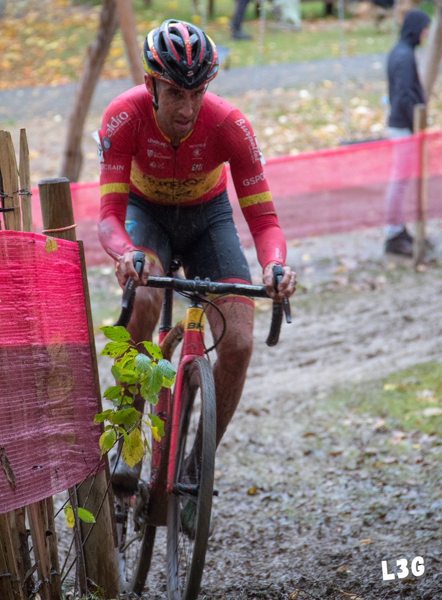 Lostresgloberos's tweet photo. Esfuerzo y concentración en las caras de los campeones de España de ciclocrós, @Lgb_13  y @felipeorts15, en la copa del mundo de Overijse, disputada ayer, el que para muchos es el circuito más completo del calendario. https://t.co/CqdY52upeP
