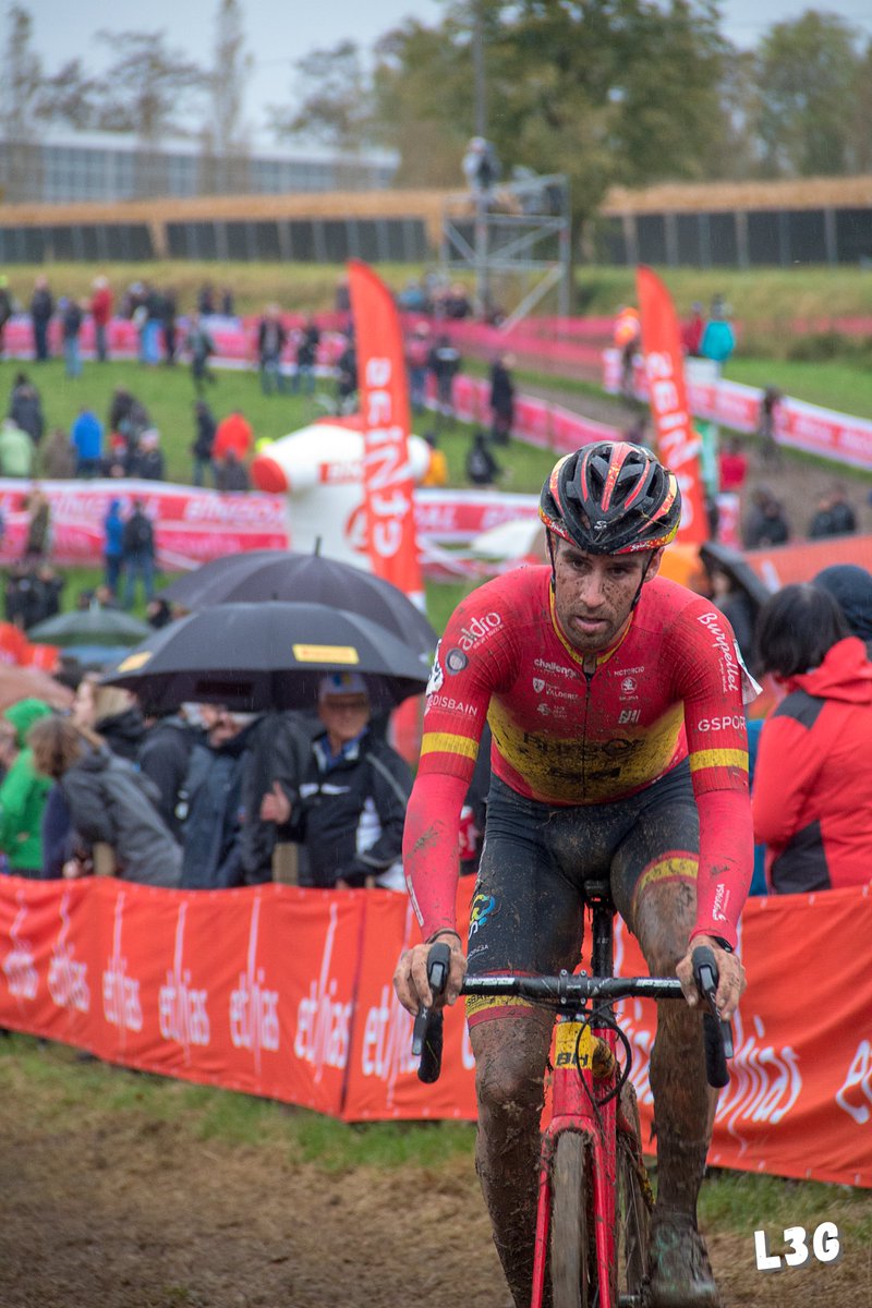 Lostresgloberos's tweet photo. Esfuerzo y concentración en las caras de los campeones de España de ciclocrós, @Lgb_13  y @felipeorts15, en la copa del mundo de Overijse, disputada ayer, el que para muchos es el circuito más completo del calendario. https://t.co/CqdY52upeP