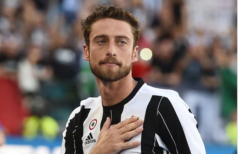 ClaMarchisio8's tweet photo. Quella della @juventusfc è la storia di miliardi di chilometri percorsi da chi la ama.
È la storia delle voci delle persone, sono le tantissime braccia rivolte verso il cielo quando si alzano i trofei, le stesse braccia che ti abbracciano quando le cose non vanno bene.
#JUVE124 https://t.co/4h1AMEhdgq