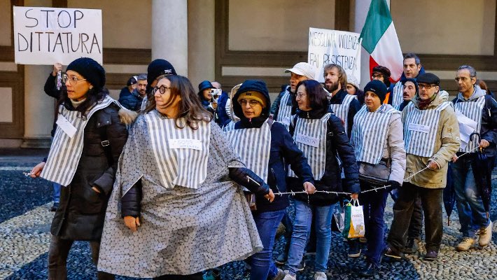 Santas_Official's tweet photo. Tra bambini, martedì a scuola a Novara:
+ "Da cosa si sono vestiti i tuoi genitori per Halloween?"
- "Da ignoranti."
+ "Che paura!"

#Auschwitz https://t.co/riF84sanVK
