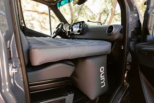 Luno: een luchtbed voor over de voorstoelen van je auto. freshgadgets.nl/luno-een-lucht…