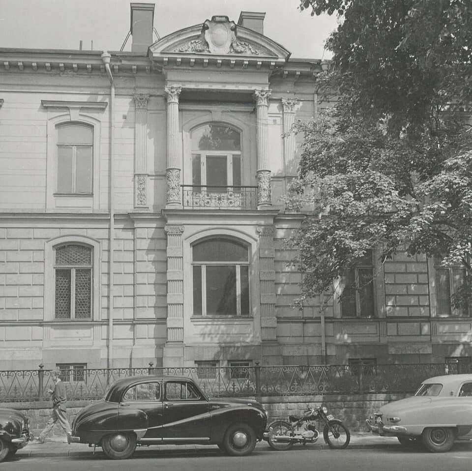 fore_och_efter's tweet photo. Franckeska villan vid Karlavägen/Villagatan. Stod klar 1877 efter ritningar av Ernst Jacobsson. Köptes 1957 upp av ett dödsbo och ersattes av Skogsindustrihuset som stod klart 1961

(Licens för nutidsbilden: CC BY-SA 3.0 Skapare: Ankara. Källa: Wikimedia Commons) https://t.co/XbTxu4UILK