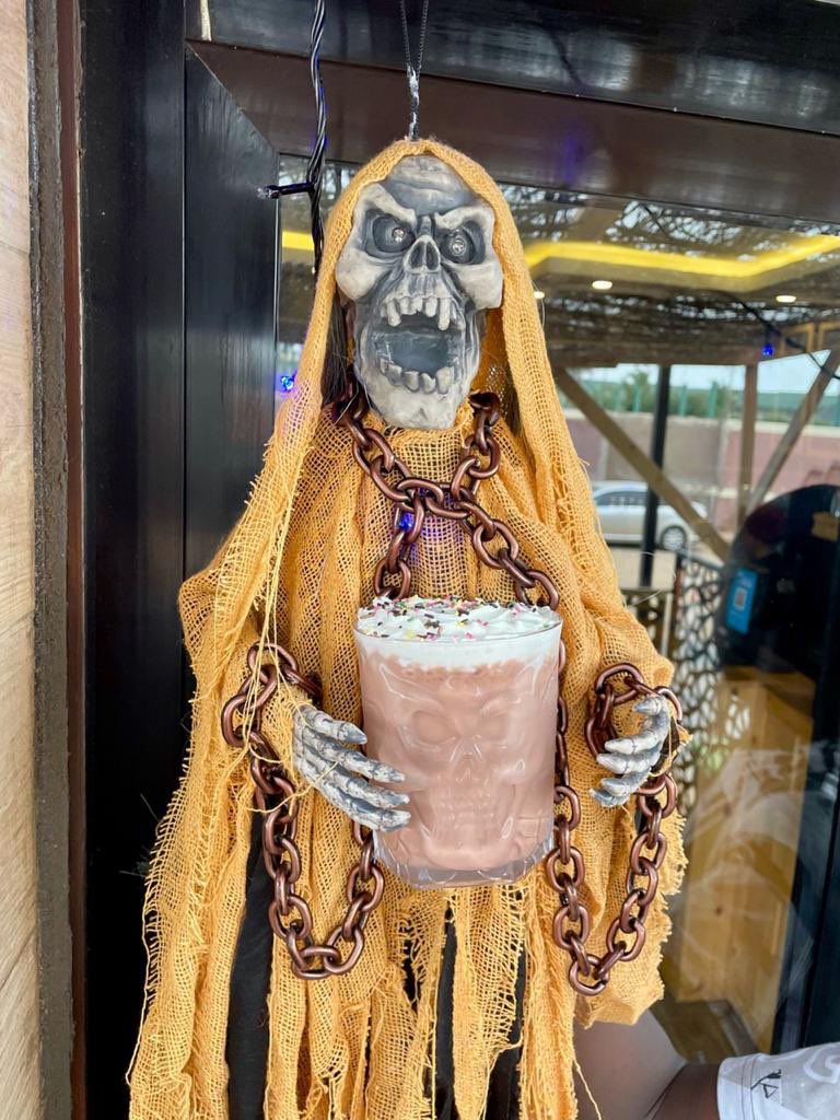 MamyKa9's tweet photo. On fête Halloween chez @yesfooddakar. Pour tout menu bacon burger acheté, un milkshake au choix est offert. Attention cette offre n’est valable que pour les abonnés so followez en masse et restez connectés pour d’autres surprises 🤩🎉🎈
#yesfood #dakaryoff #halloween2021 https://t.co/qa54NlnTTR