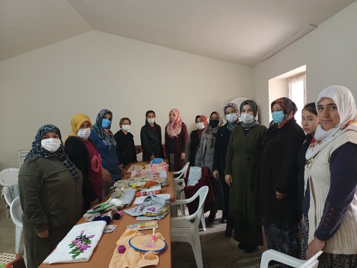 SaogluSukran's tweet photo. Hünerli eller hem üretiyorlar hem sosyalleşiyorlar.🪡🧵🧶

#Kozlar mahallemizde açılan Halk Eğitim merkezi el sanatları kursumuzda hocamızı ve kursiyerlerimizi ziyaret edip başarılar diledik. @aysekesir @yucelgungor20 @h_inamlik https://t.co/zMOKNgZEdr