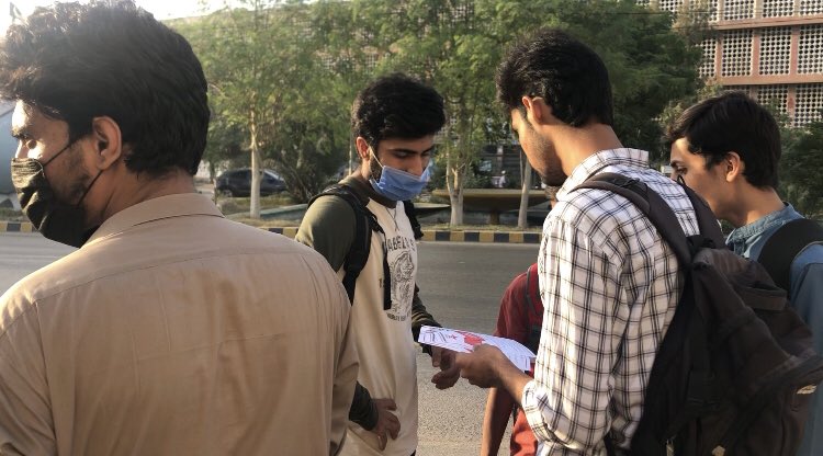 PYAKarachi's tweet photo. Our comrades also distributed hundreds of pamphlets in the students and made political discussions with them about the role and situation of students. Many students even got instant memberships of PYA.

#JoinPYA #FeeMustEnd #EndHarassment #RestoreStudent https://t.co/pUwDNBZjPS