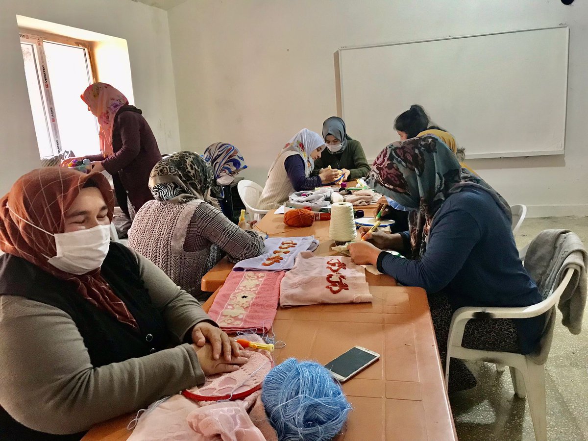 SaogluSukran's tweet photo. Hünerli eller hem üretiyorlar hem sosyalleşiyorlar.🪡🧵🧶

#Kozlar mahallemizde açılan Halk Eğitim merkezi el sanatları kursumuzda hocamızı ve kursiyerlerimizi ziyaret edip başarılar diledik. @aysekesir @yucelgungor20 @h_inamlik https://t.co/zMOKNgZEdr