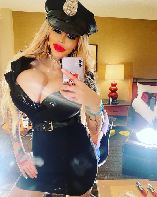 Halloween...last day Seattle. https://t.co/HgqL8xX5ol<a href="/tag/bimbolife"class="tags"><span>#bimbolife</span></a><a href="/tag/daniellederekisback"class="tags"><span>#daniellederekisback</span></a><a href="/tag/40isbeautiful"class="tags"><span>#40isbeautiful</span></a>