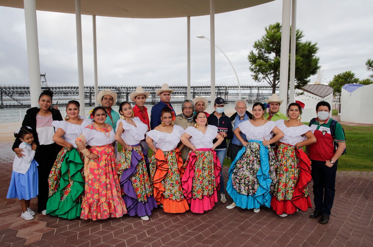 APHuelva's tweet photo. En el marco de la integración #PuertoCiudad, que incluye la colaboración con la Asociación Cultural Iberoamericana y el #OCIb, el Paseo de la Ría ha acogido el pasacalles del Ballet Folklórico de Teziutlán 🇲🇽, llenando de color y tradición mexicana nuestro espacio portuario https://t.co/zJcO8kB7Y6