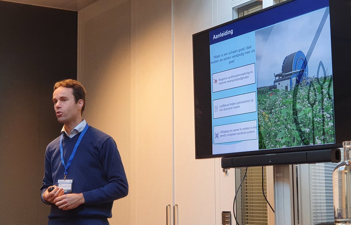 Marinus van Dijk <a href="/ValleienVeluwe/">Waterschap Vallei en Veluwe</a> spreekt de aanwezigen aan met zijn presentatie over 'Grow with the flow' #CitizenScience bij agrariërs 
<a href="/Waterinfodag/">Waterinfodag</a> <a href="/DeltaresNL/">DeltaresNL</a>
