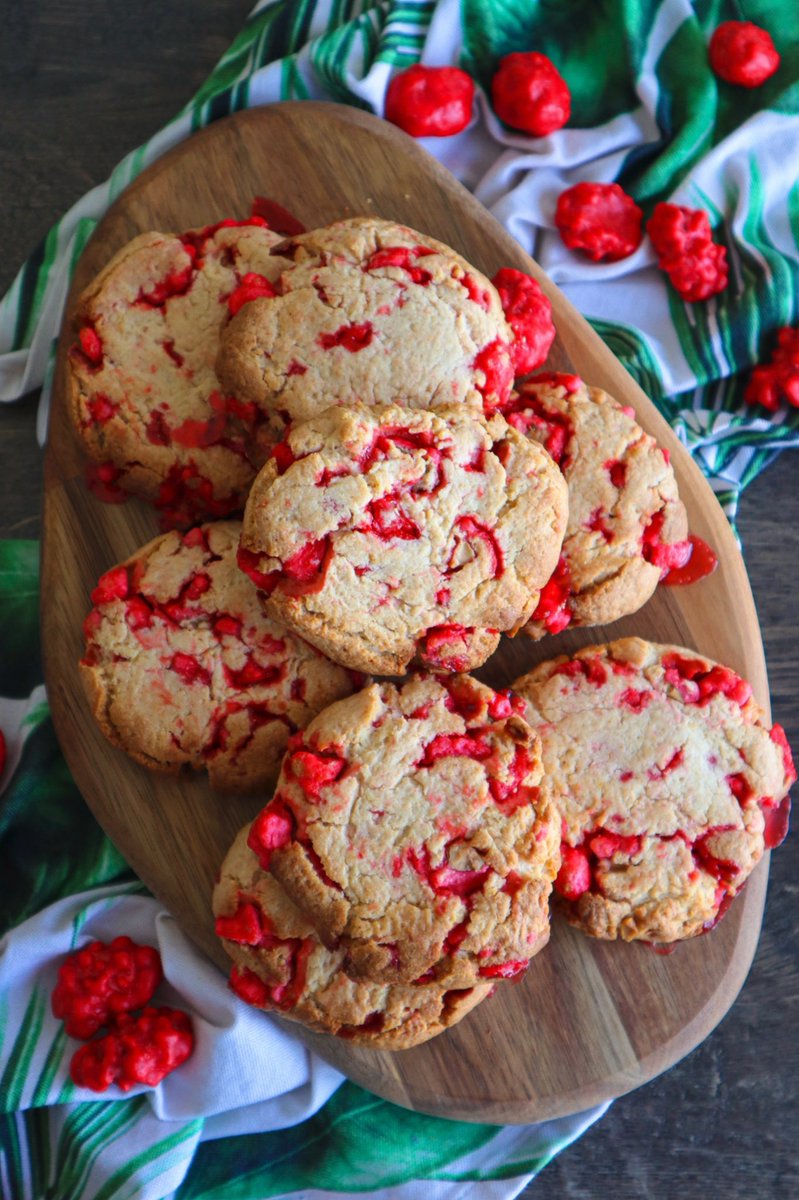 Des cookies ULTRA GOURMANDS aux pralines roses, c’est ce que je vous propose aujourd’hui sur le blog ! La recette pas à pas en images est disponible juste ici 👇🏾
bit.ly/3pWL6ym

De ma cuisine à la vôtre, bon appétit !