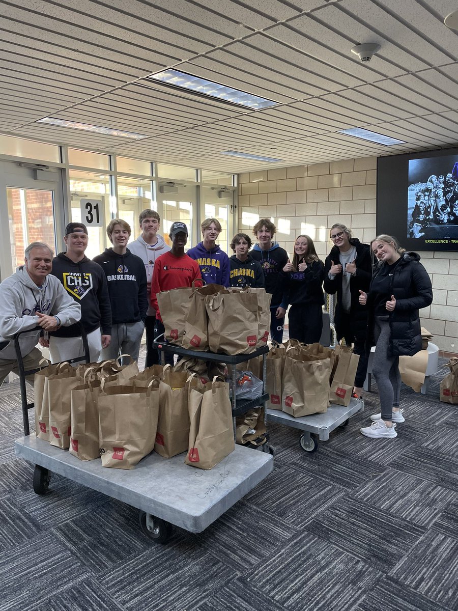 CHASKADECA's tweet image. We had a GREAT Hawk Haul Drive yesterday! We collected 102 bags of food! Thank you to everyone who helped out and donated to the Hawk Haul!
