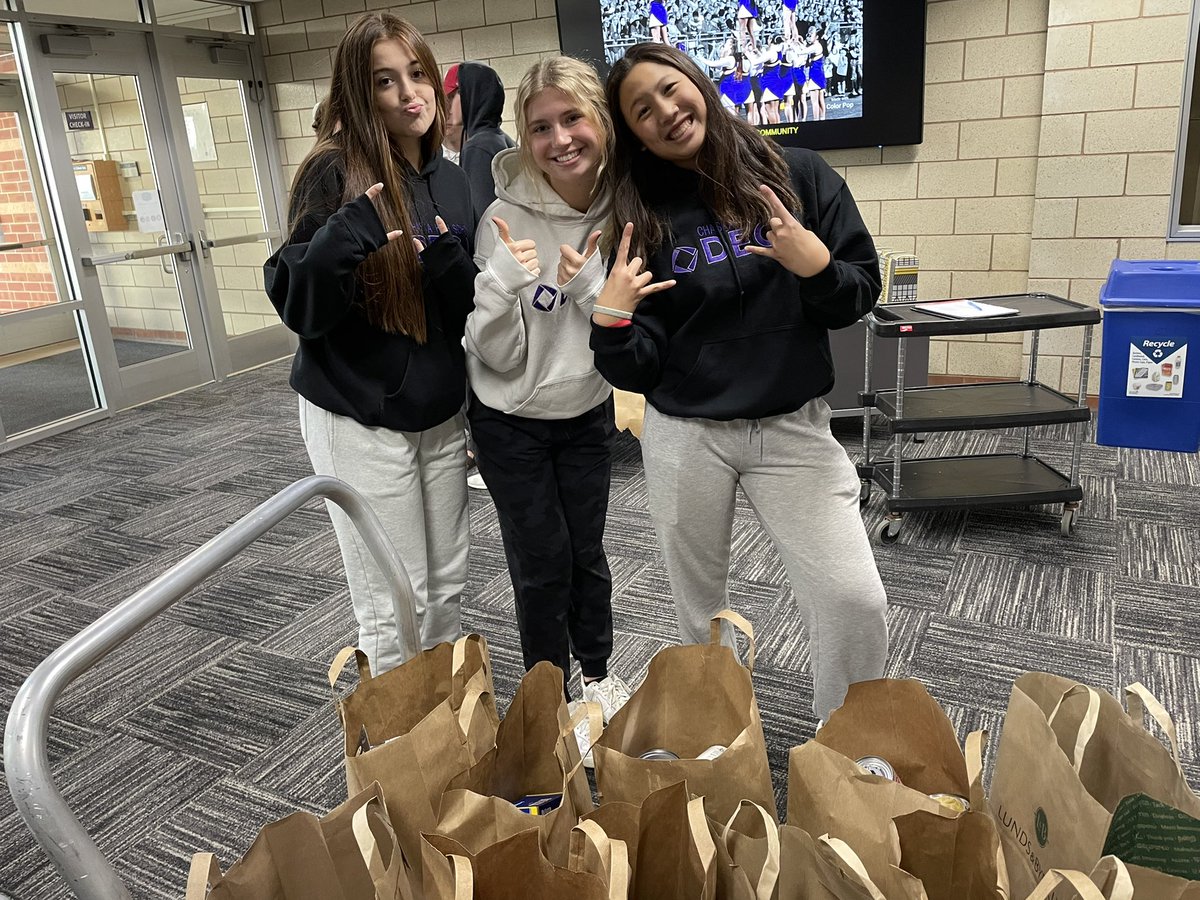 CHASKADECA's tweet image. We had a GREAT Hawk Haul Drive yesterday! We collected 102 bags of food! Thank you to everyone who helped out and donated to the Hawk Haul!