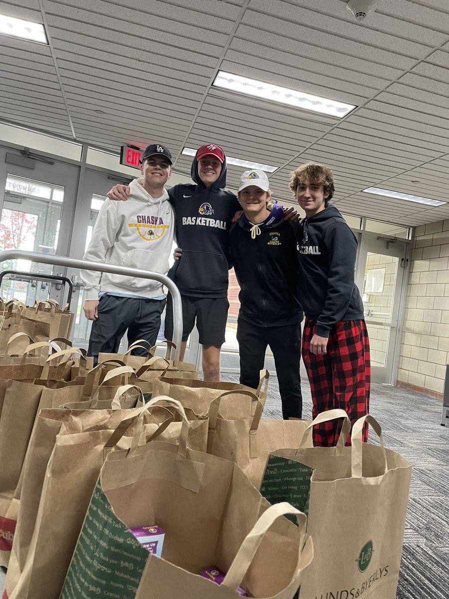 CHASKADECA's tweet image. We had a GREAT Hawk Haul Drive yesterday! We collected 102 bags of food! Thank you to everyone who helped out and donated to the Hawk Haul!