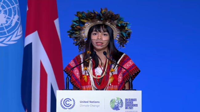 wwfbrasil's tweet photo. @COP26 @walela15 discursou na abertura da #COP26 na manhã desta segunda-feira: "Precisamos tomar outro caminho com mudanças corajosas e globais. Não é 2030 ou 2050, é agora!", disse a jovem indígena do povo Suruí, de Rondônia, que faz parte do @ENGAJAMUNDO e é conselheira do WWF-Brasil https://t.co/stc9vOYkJK