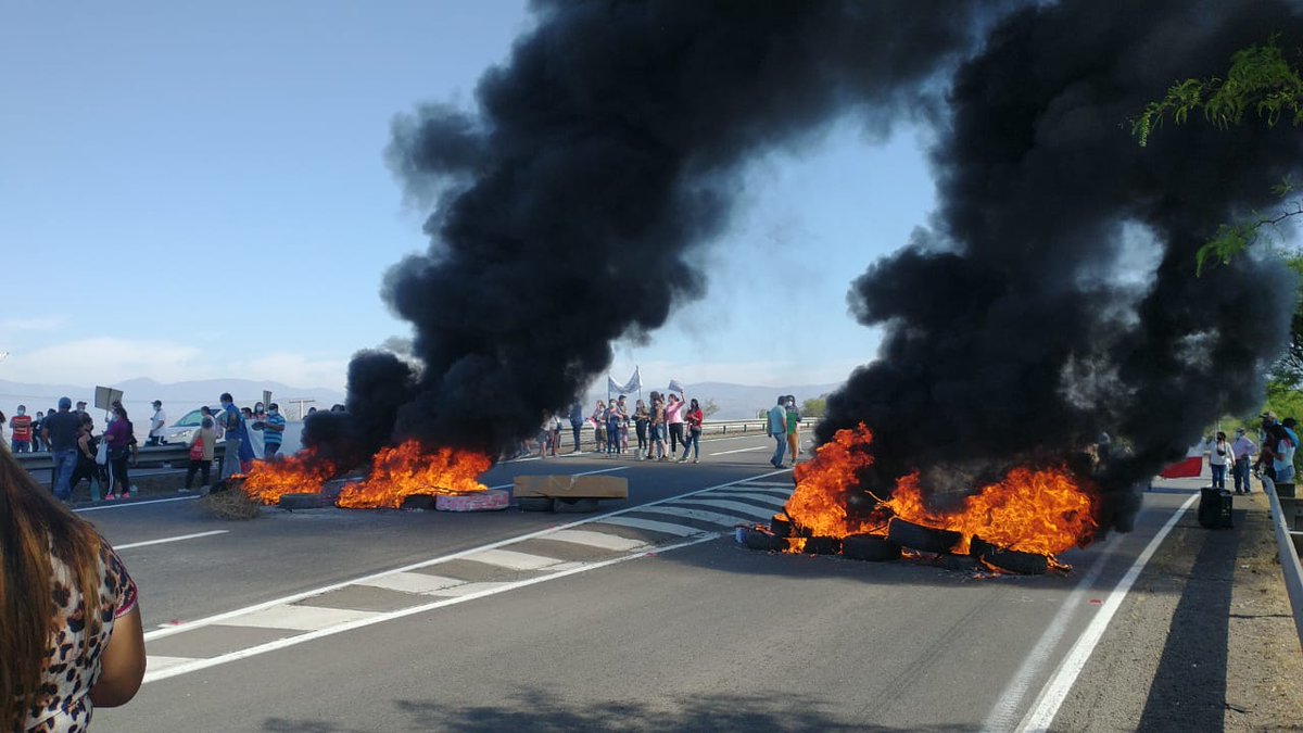 casanova1331's tweet photo. #Mega
Protesta por derecho a tener agua potable sector quilapilun alto ,Colina.
Queremos soluciones basta de no ver las necesidades de las personas que vivimos acá.
#mop #ejercitodechile
#municolina #isabelvalenzuela
#sepu #telocedo https://t.co/6XPTm7tOZC