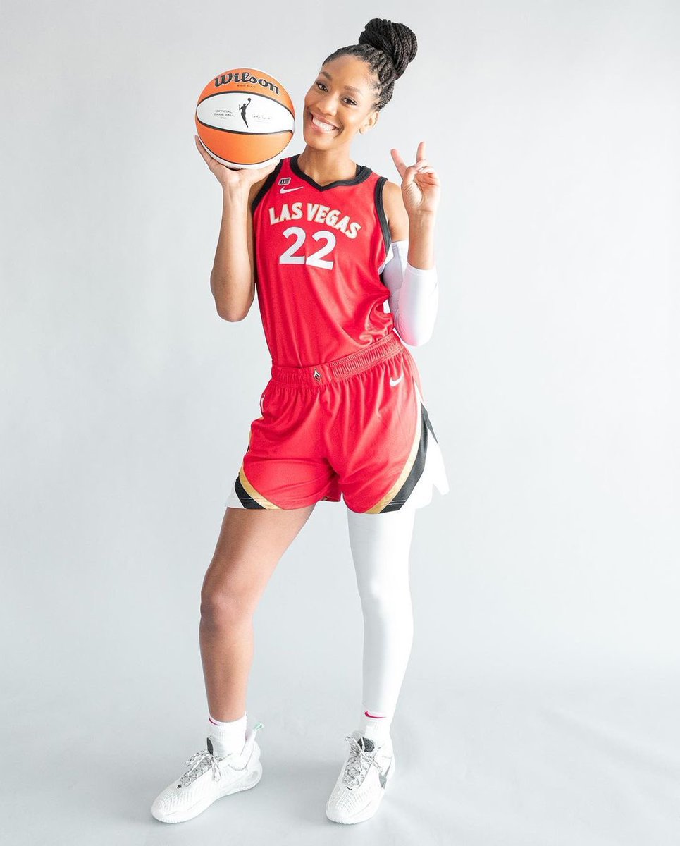 Women's Hoops Network on X: Tracy McGrady wore a calf sleeve.. a full leg  sleeve is not the same thing. A'ja Wilson is out here influencing your  favorite NBA players. An icon. #