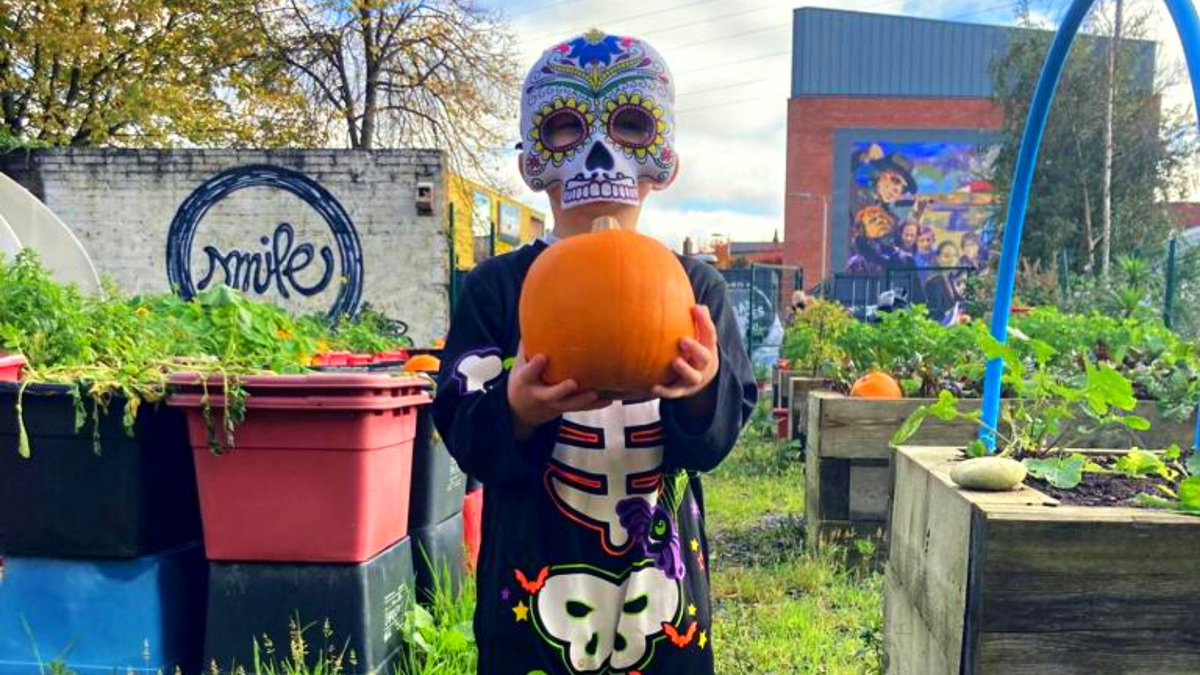 GroundworkNI's tweet photo. We are still buzzing after a weekend of #Halloween celebrations at the #Connswater community garden. A massive thank you to our Community Gardener, Rachel, to our staff & to our amazing volunteers for making it happen🎃
#ChangingPlaces #ChangingLives https://t.co/dDMMaHMlwK