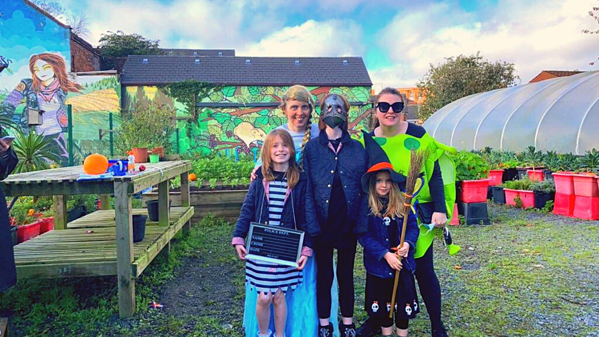 GroundworkNI's tweet photo. We are still buzzing after a weekend of #Halloween celebrations at the #Connswater community garden. A massive thank you to our Community Gardener, Rachel, to our staff & to our amazing volunteers for making it happen🎃
#ChangingPlaces #ChangingLives https://t.co/dDMMaHMlwK