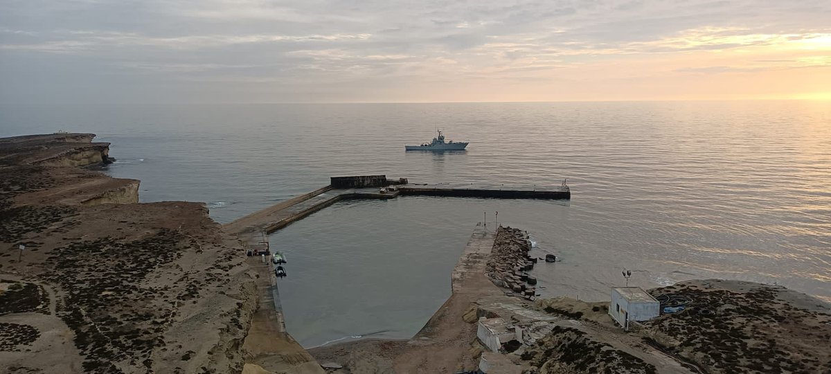 Armada_esp's tweet photo. ¿Sabías que en la #IslaDeAlborán existe un destacamento permanente de la #Armada? Este viernes el patrullero #P22Tagomago trasladó a la Isla al nuevo personal que pasará allí las próximas tres semanas.

#DefendemosEspañaEnYDesdeLaMar
#SomosLaArmada🇪🇸⚓️ https://t.co/0zQFXkyF7K