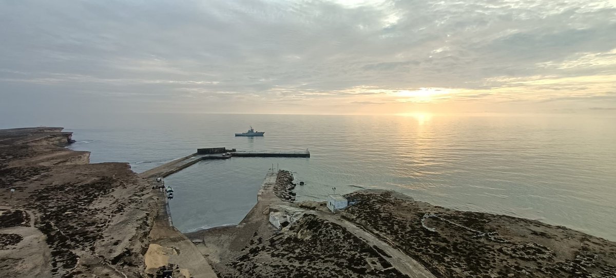 Armada_esp's tweet photo. ¿Sabías que en la #IslaDeAlborán existe un destacamento permanente de la #Armada? Este viernes el patrullero #P22Tagomago trasladó a la Isla al nuevo personal que pasará allí las próximas tres semanas.

#DefendemosEspañaEnYDesdeLaMar
#SomosLaArmada🇪🇸⚓️ https://t.co/0zQFXkyF7K