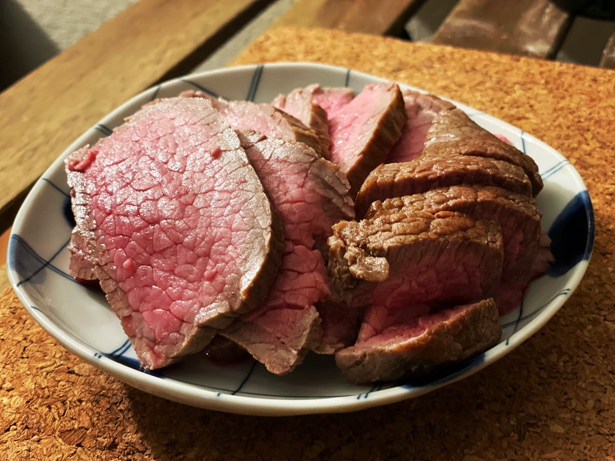 ToshiMaruhashi's tweet photo. これは最高の出来栄えなんではないだろうか。。
#ローストビーフ #おうちごはん #roastedbeef #zip夜景 https://t.co/LF31Zxxrzk