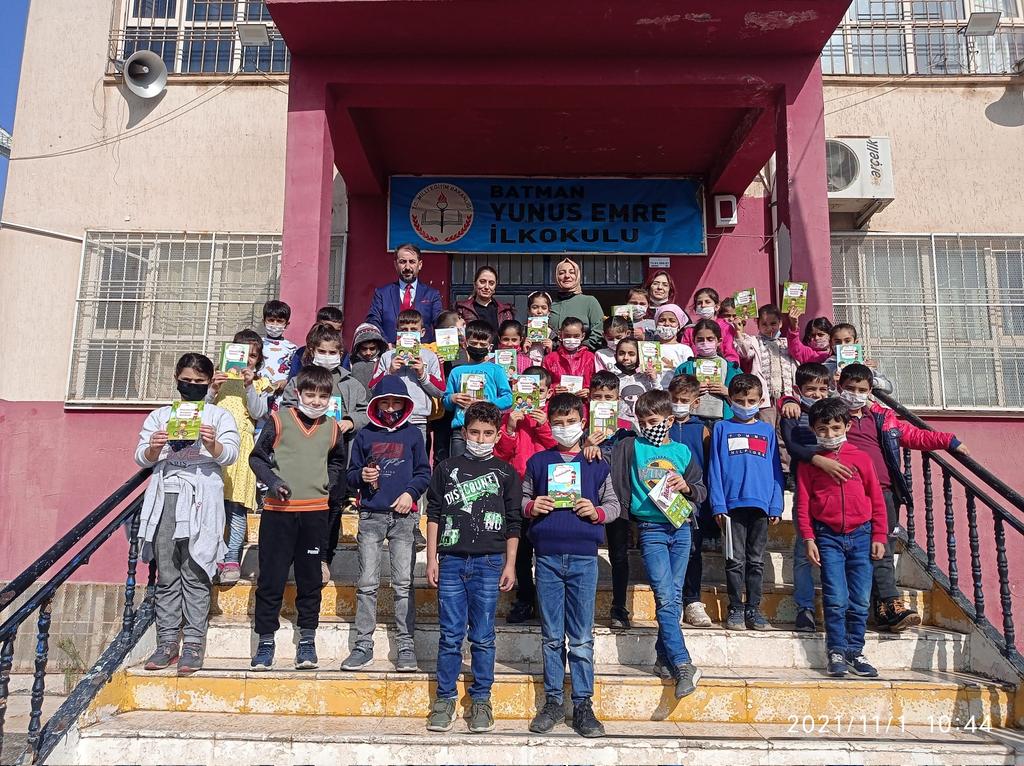 YayZurafa's tweet photo. Batman'da Efecan'ın Maceraları kitabı okunuyor, yazarımız Kısmet Türkoğlu kitaplarını çocuklar için imzalıyor.. https://t.co/Jgw85eQtcP