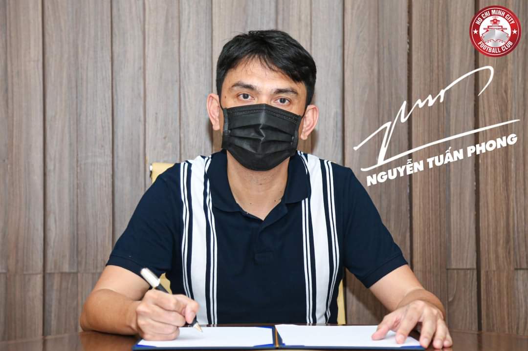 darrensmale1966's tweet photo. Coaching Staff Update: Nguyễn Tuấn Phong has joined City as assistant coach for the 2022 season. The ex. Công an TPHCM (HCMC Police) and Đồng Tâm Long An midfielder was more recently on the coaching staff at Sài Gòn FC.
#HCMCfc #RedBattleShip
#WelcomeNguyenTuanPhong https://t.co/LilQPC1Vxo